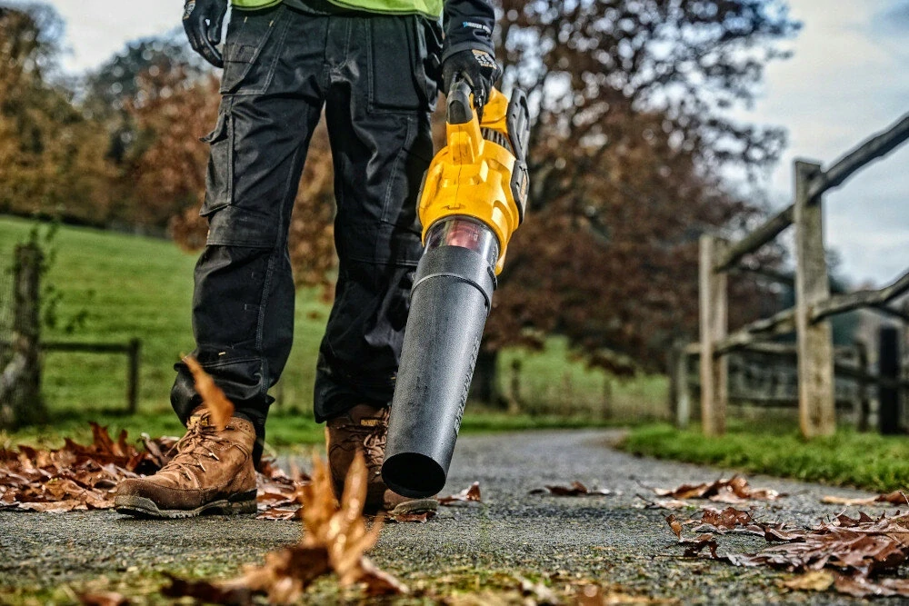 DeWALT DCMBA572N